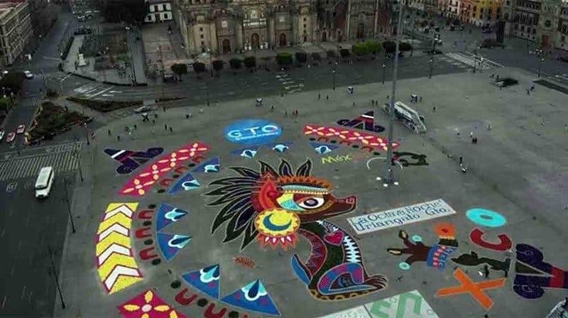 Alfombra monumental Xico engalana Zócalo capitalino
