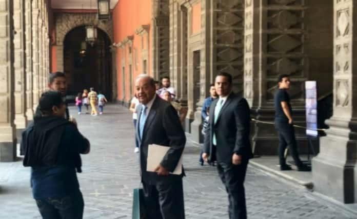 Llega Slim al encuentro en Palacio Nacional