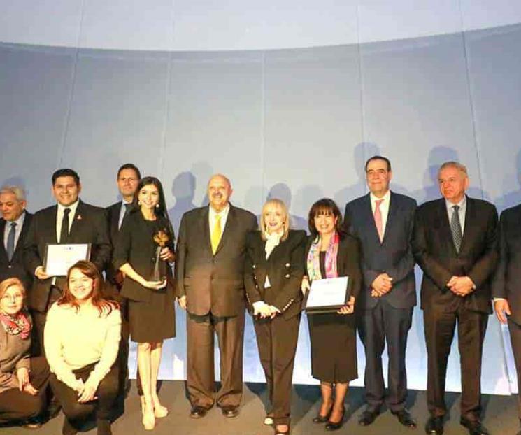 Entregan presea de la Filantropía UNAC