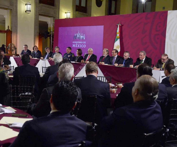 Coloca AMLO entre empresarios mitad de boletos de rifa