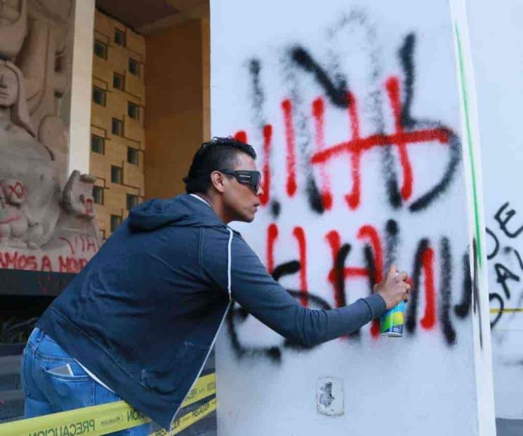 Dañan obra de Jorge González Camarena en protesta