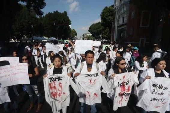 Ni una bata menos, exigen universitarios
