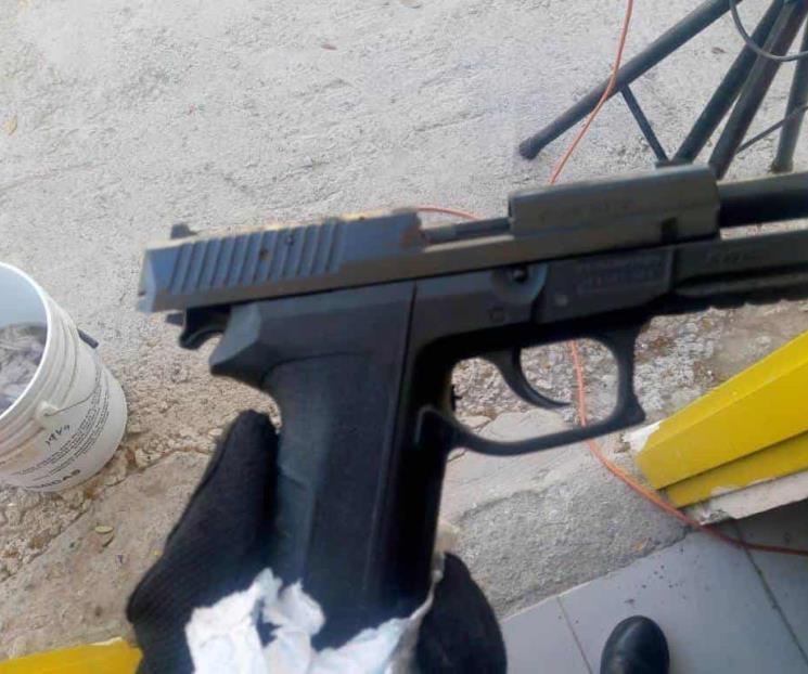 Lleva réplica de pistola a la escuela