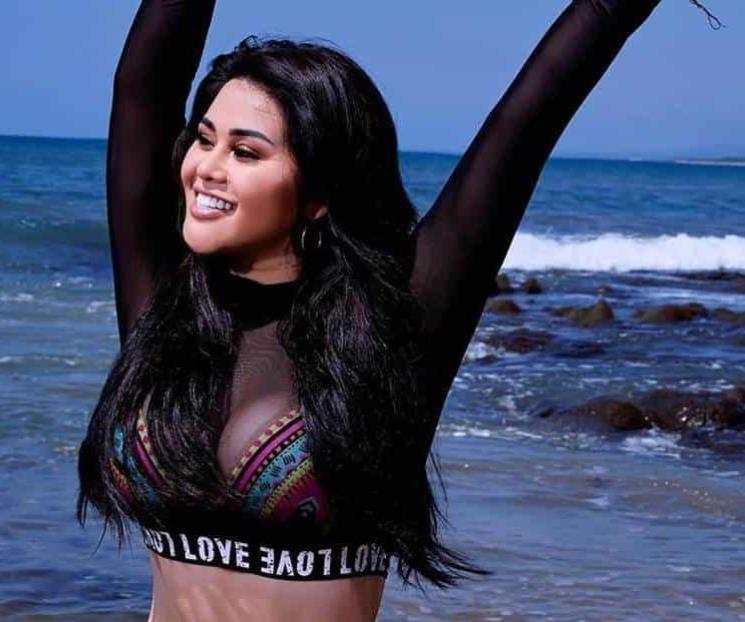 Liposucción deforma el ombligo de Gomita y la critican