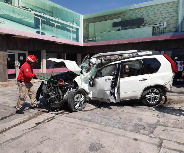 Estrella camioneta contra base de anuncio