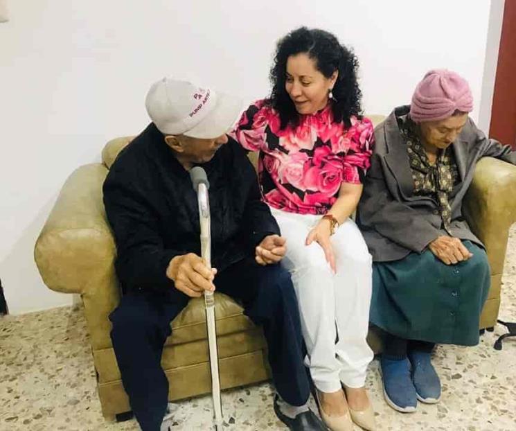 Rescatan a abuelos maltratados