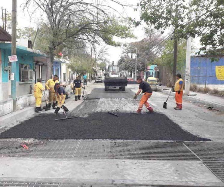 Rehabilitan baches en la colonias de Monterrey