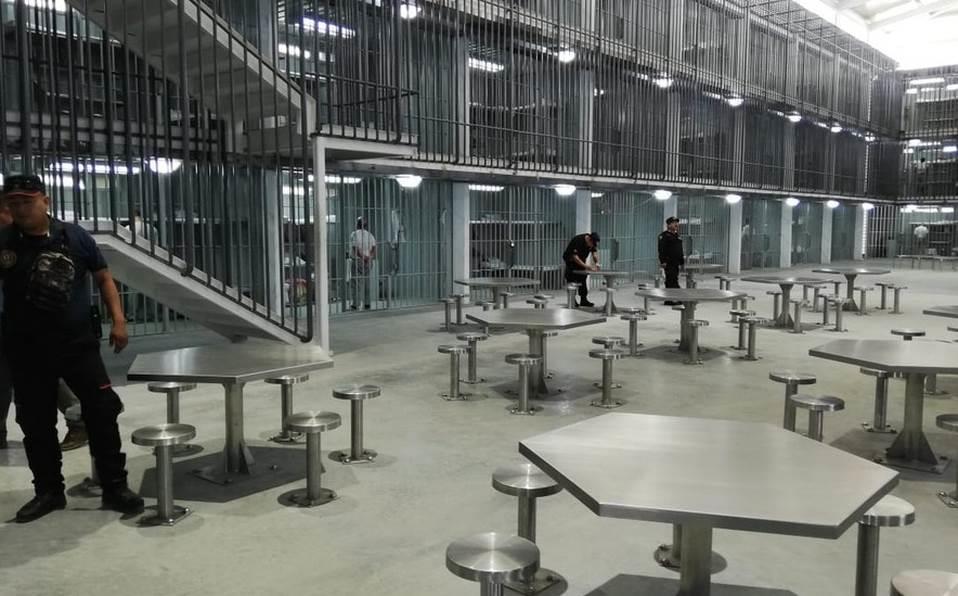 Trasladan al penal a policías ligados a criminales Trasladan al penal a policías ligados a criminales