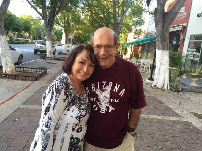 Asegura tener comunicación con su fallecido esposo