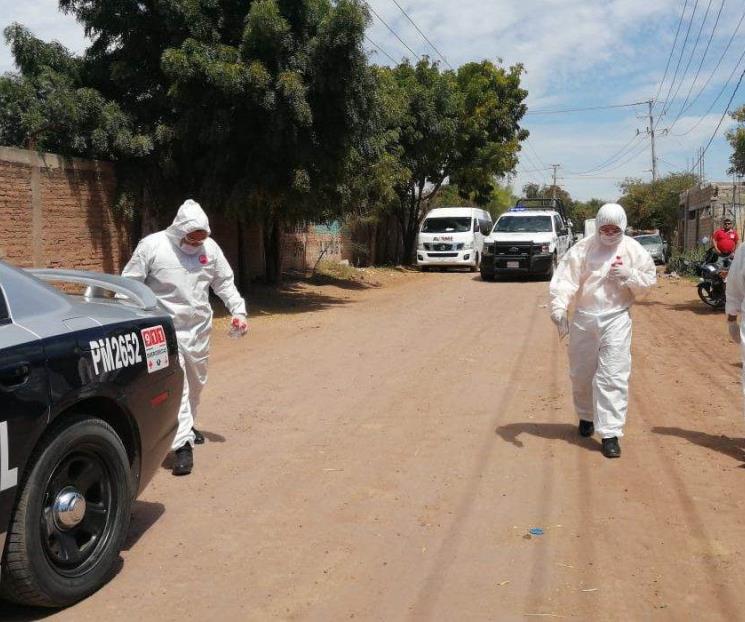 Reparten policías antibacterial con trajes de protección