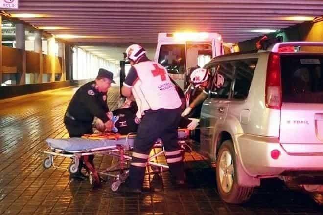 Ignoran polis semáforo y chocan