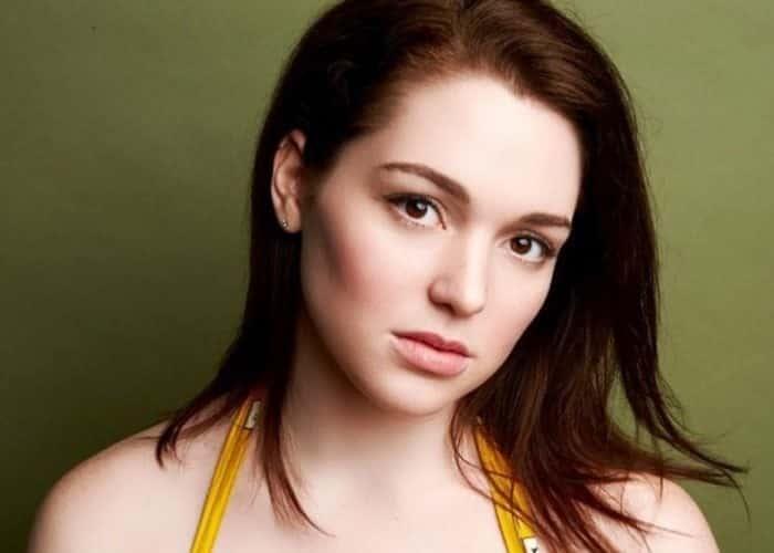 Jennifer Stone se une como enfermera contra COVID-19