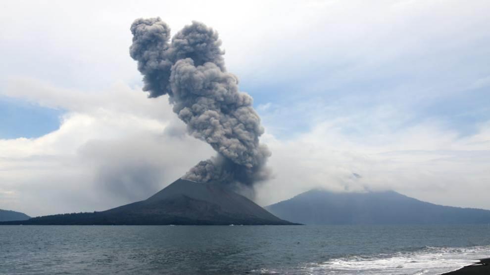El volcán Krakatoa hace erupción El volcán Krakatoa hace erupción