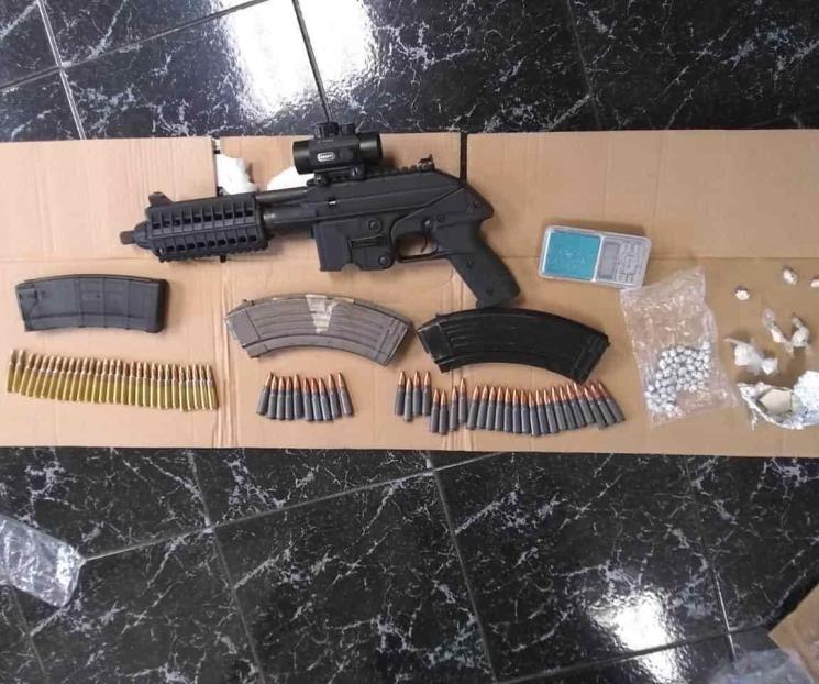 Detienen a cuatro con droga y arma en Apodaca Detienen a cuatro con droga y arma en Apodaca