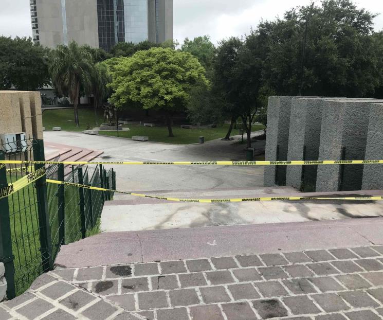 Acordonan bancas y accesos en la Macroplaza Acordonan bancas y accesos en la Macroplaza