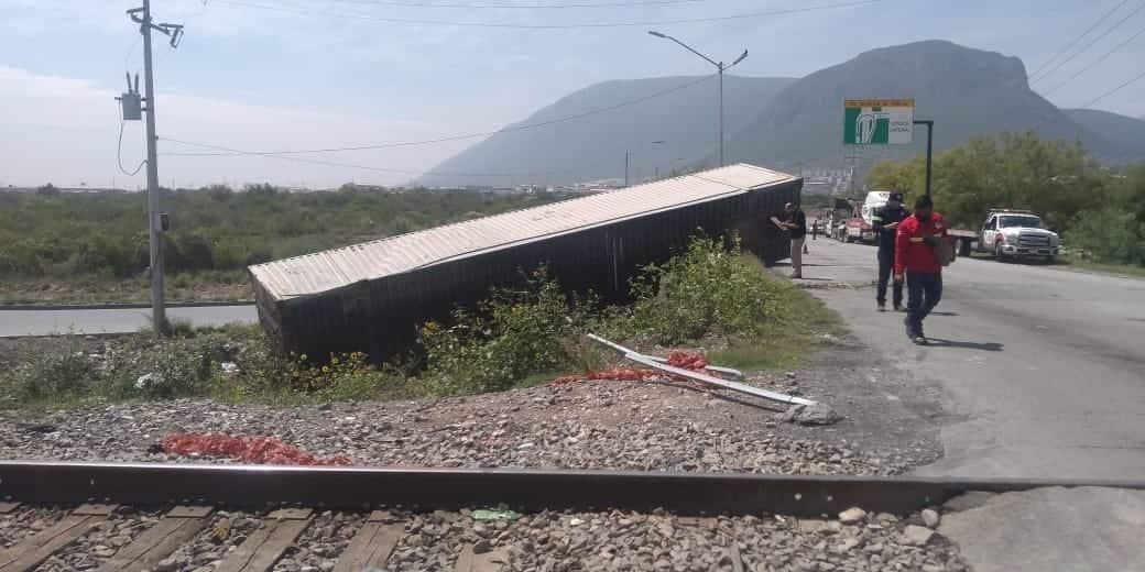 Tren impacta a tráiler en Escobedo