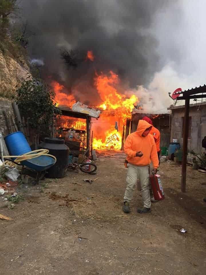 Rescatan a hombre de incendio