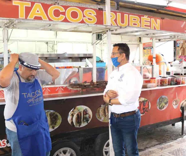 Entregan caretas en negocios de comida de Santa Catarina