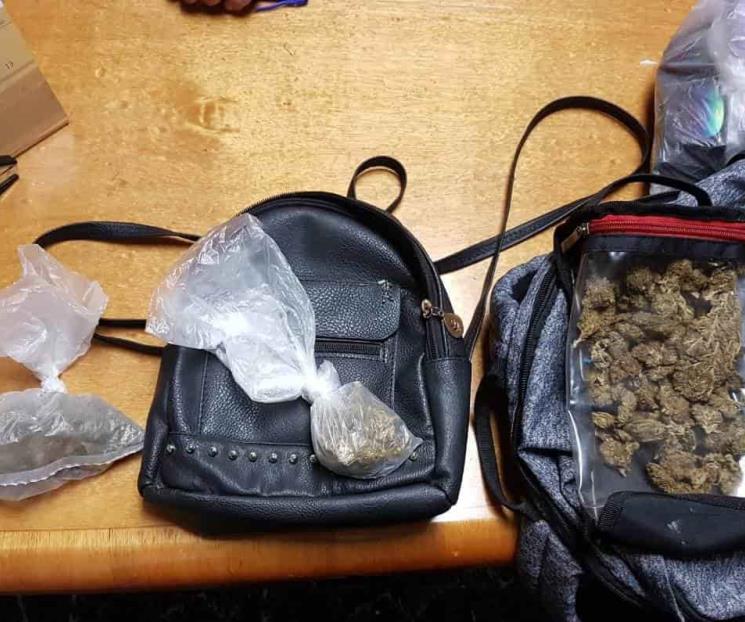 Detienen a 2 mujeres y un hombre con droga