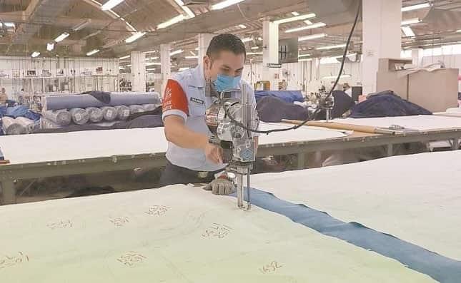 Trabaja Marina en elaboración de material médico Trabaja Marina en elaboración de material médico