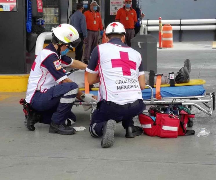 Cae trabajador de 4 metros de altura en gasolinera