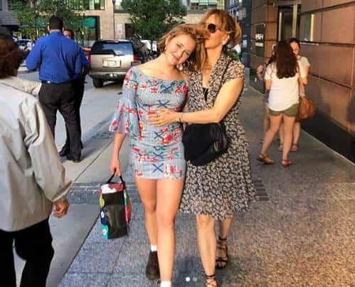 Hija de Felicity Huffman es aceptada en la universidad Hija de Felicity Huffman es aceptada en la universidad