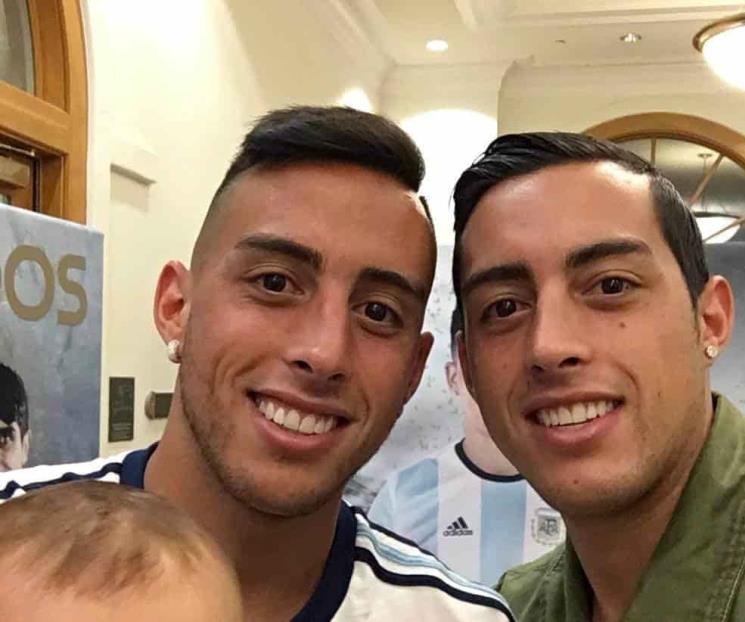 Cofunde Agüero a Funes Mori con su hermano mellizo Cofunde Agüero a Funes Mori con su hermano mellizo