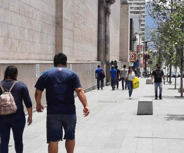 Siguen regios saliendo a la calle