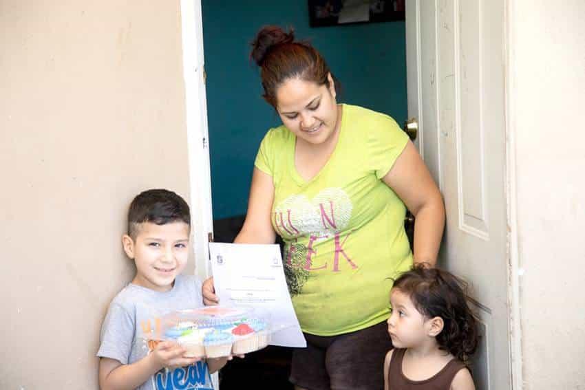 Celebra Escobedo a  niños con pasteles