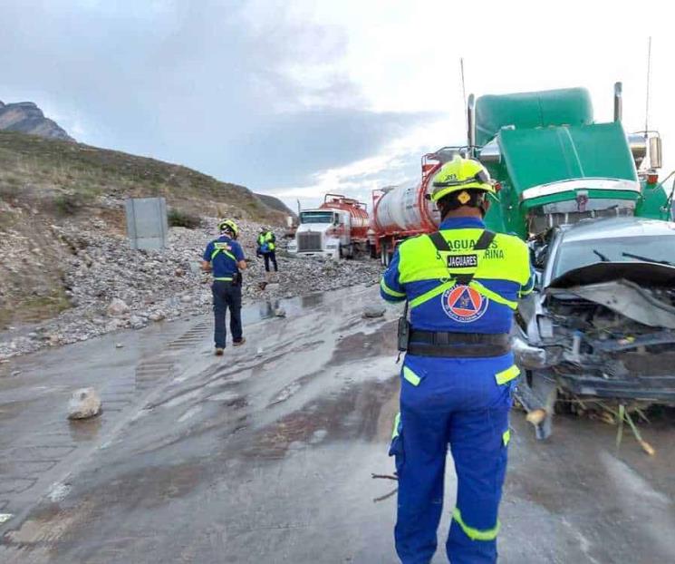 Limpian escombros y abren autopista a Saltillo Limpian escombros y abren autopista a Saltillo