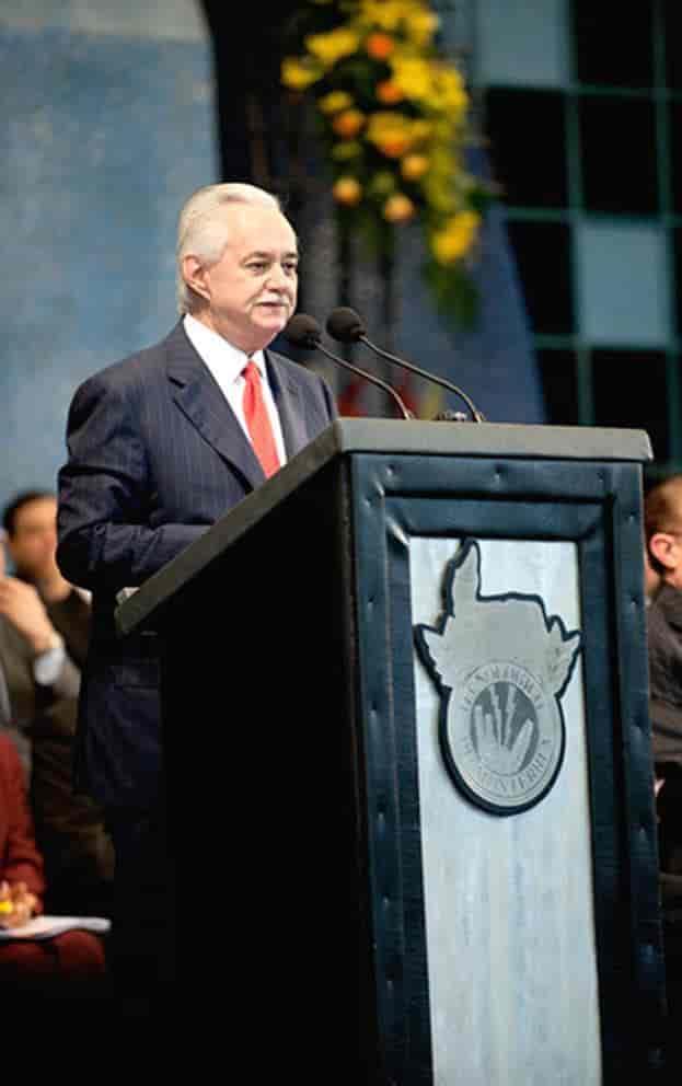 Honran a Lorenzo Zambrano Honran a Lorenzo Zambrano