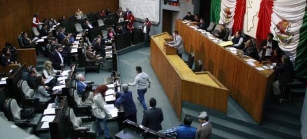 Discuten, alargan  y avalan cuentas públicas