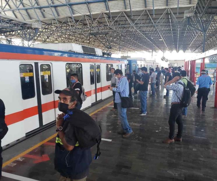 Delimitan zona de abordaje en estación Cuauhtémoc del Metro