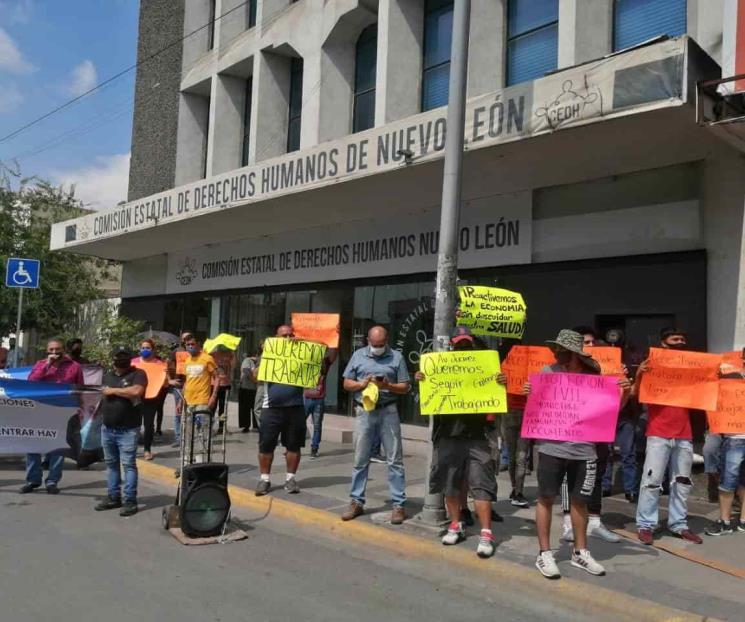 Protestan comerciantes ante la CEDHNL