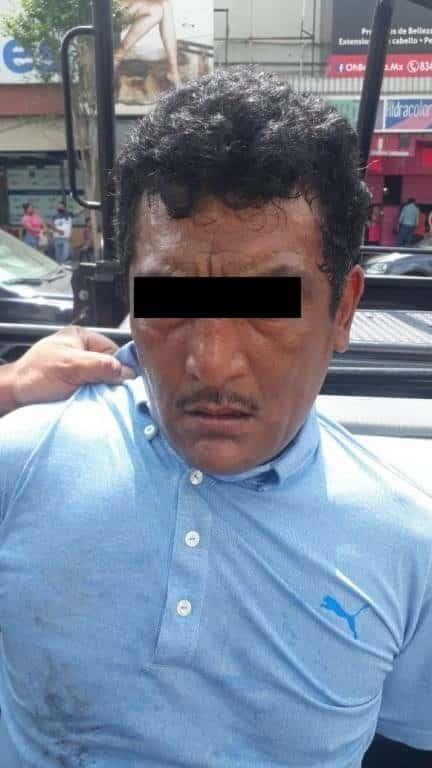 Roba celular de auto y lo detienen