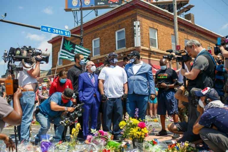 George Floyd murió por asfixia