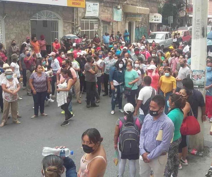 Impiden a comerciantes volver a sus actividades Impiden a comerciantes volver a sus actividades