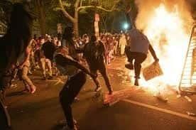 Imponen el toque de queda para enfrentar protestas en EU