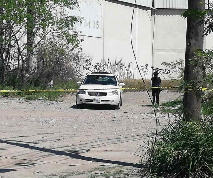 Hallan auto con manchas de sangre