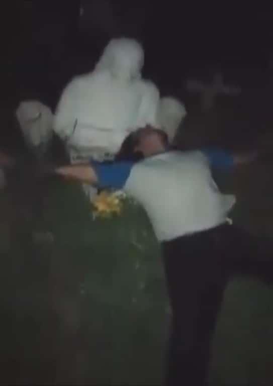 Investigan a músicos por profanar tumbas