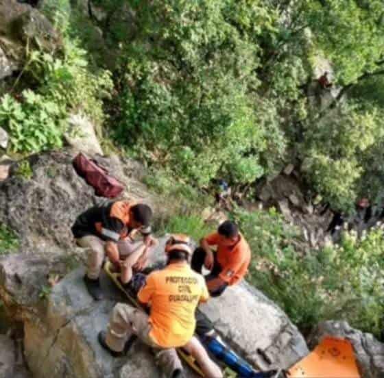 Rescatan a deportista en el Cerro de la Silla Rescatan a deportista en el Cerro de la Silla