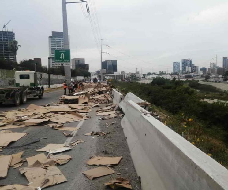 Cae tráiler al Río Santa Catarina