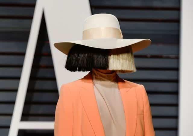 Sia anuncia que ya es abuela a sus 44 años de edad