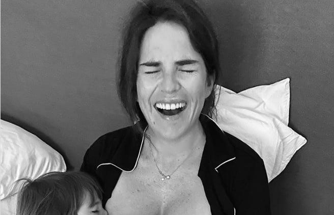 Karla Souza comparte momento amamantando a sus dos hijos