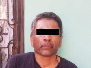 Amenaza a chofer y lo detienen con droga