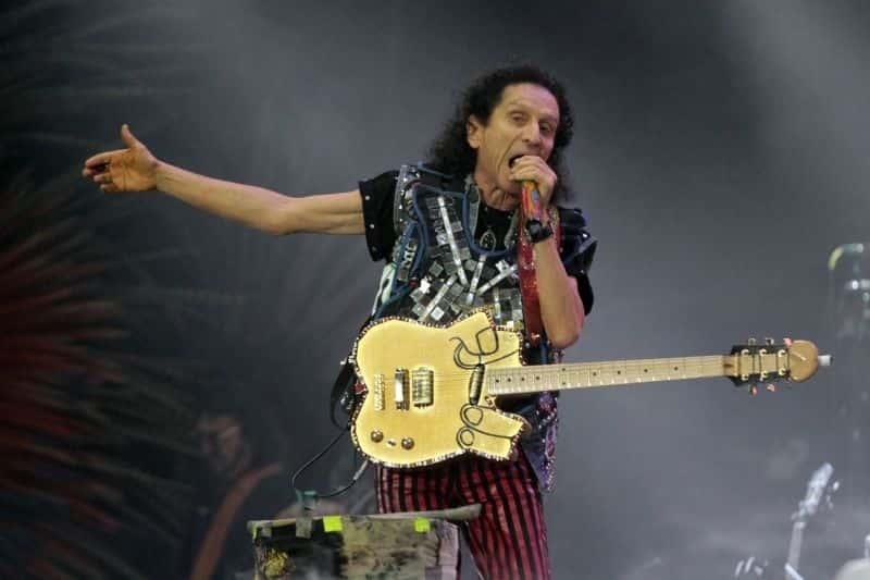 Alex Lora prepara canción dedicada a los muertos por Covid