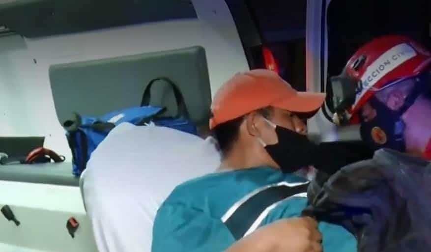Cae a alcantarilla sin tapa