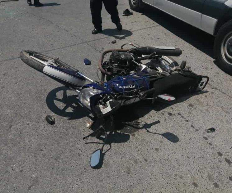 Choca su moto contra auto