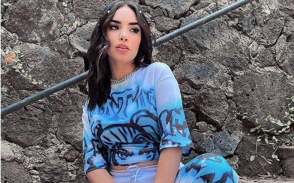 Kimberly Loaiza reparte sobres con dinero a los necesitados