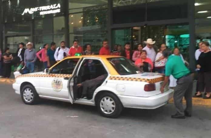 No hay camiones y taxistas abusan cobrando al triple